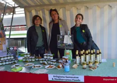 Marika Amadori, Isabella Monticelli en Sofia Anastasi bij Artigiana Genovese. Zij lieten proeven van onder meer diverse bio-pestovarianten. 